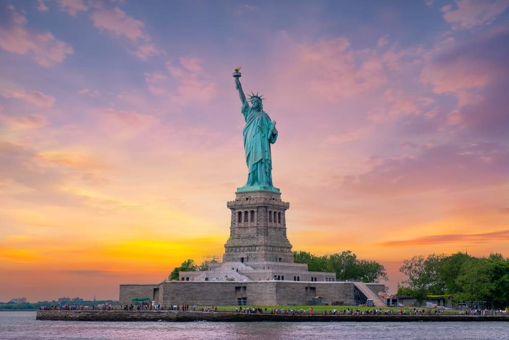 Statue,of,liberty,at,sunset,and,manhattan,skyline,,new,york