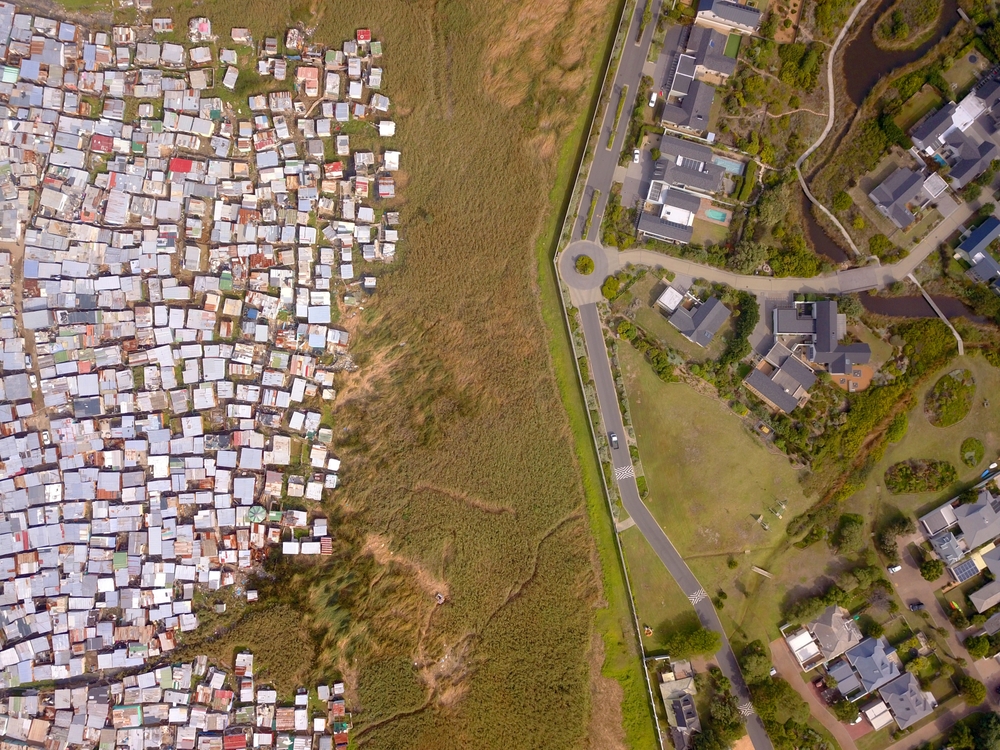 Aerial,of,township,and,wealthy,houses,in,divided,south,africa