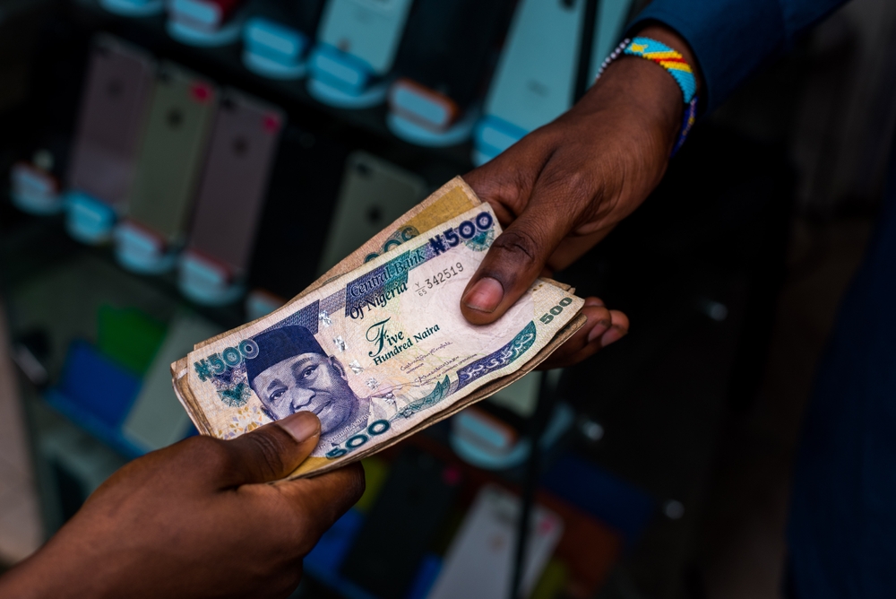 Exchange,Of,Cash,,Nigerian,500,Naira,Notes,After,A,Lady